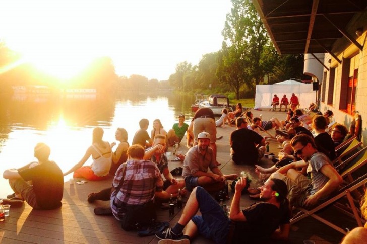 Bridge Studio Terrasse Sommerfest mit vielen Menschen