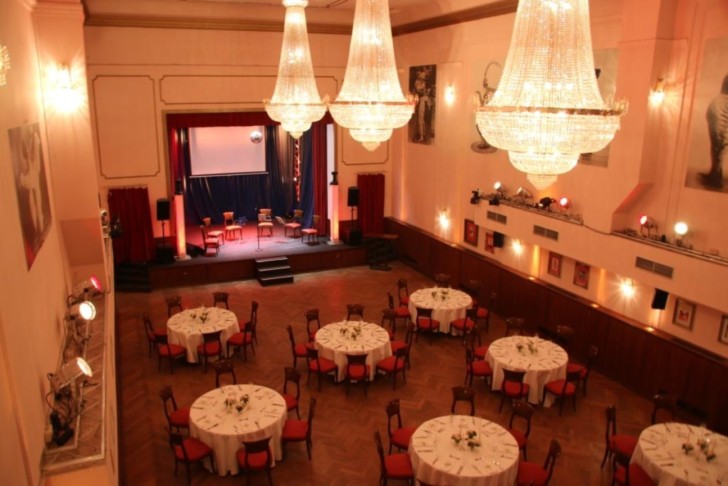 Queens big hall round tables